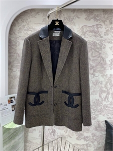 {{productViewItem.photos[photoViewList.activeNavIndex].Alt || productViewItem.photos[photoViewList.activeNavIndex].Description || 'Пиджак CHANEL'}}