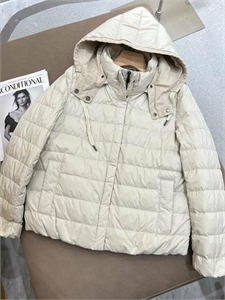 {{productViewItem.photos[photoViewList.activeNavIndex].Alt || productViewItem.photos[photoViewList.activeNavIndex].Description || 'Куртка BRUNELLO CUCINELLI'}}