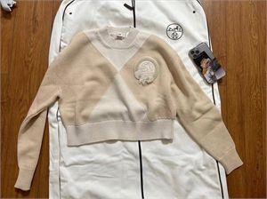 {{productViewItem.photos[photoViewList.activeNavIndex].Alt || productViewItem.photos[photoViewList.activeNavIndex].Description || 'Свитер HERMES'}}