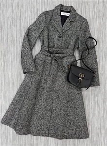 {{productViewItem.photos[photoViewList.activeNavIndex].Alt || productViewItem.photos[photoViewList.activeNavIndex].Description || 'Пальто DIOR'}}