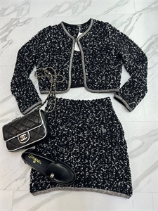 {{productViewItem.photos[photoViewList.activeNavIndex].Alt || productViewItem.photos[photoViewList.activeNavIndex].Description || 'Костюм CHANEL'}}