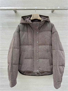 {{productViewItem.photos[photoViewList.activeNavIndex].Alt || productViewItem.photos[photoViewList.activeNavIndex].Description || 'Куртка BRUNELLO CUCINELLI'}}