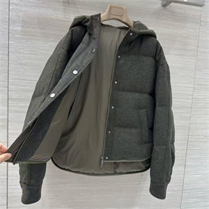 {{productViewItem.photos[photoViewList.activeNavIndex].Alt || productViewItem.photos[photoViewList.activeNavIndex].Description || 'Куртка BRUNELLO CUCINELLI'}}