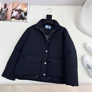 {{productViewItem.photos[photoViewList.activeNavIndex].Alt || productViewItem.photos[photoViewList.activeNavIndex].Description || 'Куртка PRADA'}}