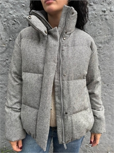 {{productViewItem.photos[photoViewList.activeNavIndex].Alt || productViewItem.photos[photoViewList.activeNavIndex].Description || 'Куртка BRUNELLO CUCINELLI'}}