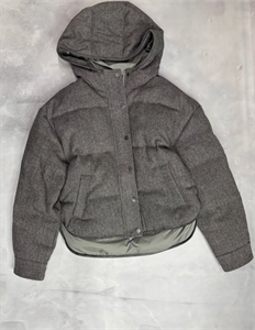 {{productViewItem.photos[photoViewList.activeNavIndex].Alt || productViewItem.photos[photoViewList.activeNavIndex].Description || 'Куртка BRUNELLO CUCINELLI'}}