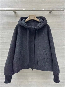 {{productViewItem.photos[photoViewList.activeNavIndex].Alt || productViewItem.photos[photoViewList.activeNavIndex].Description || 'Куртка LORO PIANA'}}