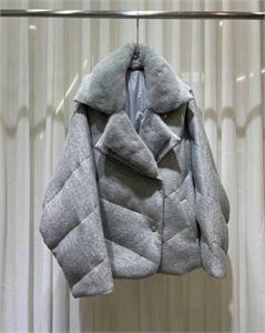 {{productViewItem.photos[photoViewList.activeNavIndex].Alt || productViewItem.photos[photoViewList.activeNavIndex].Description || 'Кашемировый пуховик LORO PIANA'}}