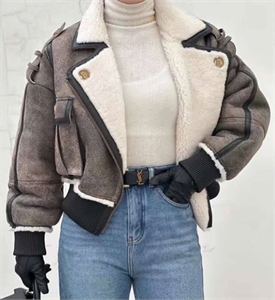 {{productViewItem.photos[photoViewList.activeNavIndex].Alt || productViewItem.photos[photoViewList.activeNavIndex].Description || 'Дубленка BALMAIN'}}