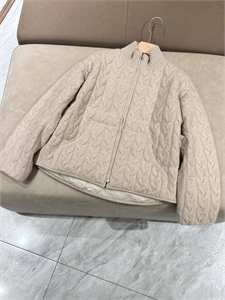 {{productViewItem.photos[photoViewList.activeNavIndex].Alt || productViewItem.photos[photoViewList.activeNavIndex].Description || 'Пуховик BRUNELLO CUCINELLI'}}