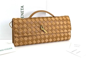 {{productViewItem.photos[photoViewList.activeNavIndex].Alt || productViewItem.photos[photoViewList.activeNavIndex].Description || 'Клатч BOTTEGA VENETA'}}