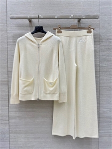 {{productViewItem.photos[photoViewList.activeNavIndex].Alt || productViewItem.photos[photoViewList.activeNavIndex].Description || 'Костюм LORO PIANA'}}