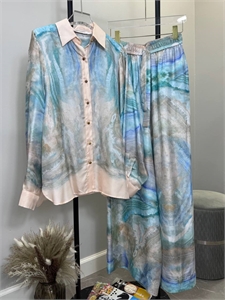 {{productViewItem.photos[photoViewList.activeNavIndex].Alt || productViewItem.photos[photoViewList.activeNavIndex].Description || 'Костюм ZIMMERMANN'}}