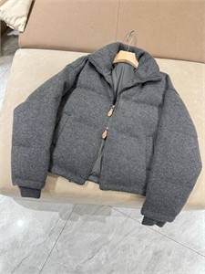 {{productViewItem.photos[photoViewList.activeNavIndex].Alt || productViewItem.photos[photoViewList.activeNavIndex].Description || 'Куртка BRUNELLO CUCINELLI'}}