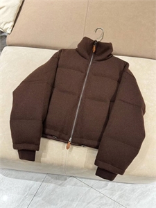 {{productViewItem.photos[photoViewList.activeNavIndex].Alt || productViewItem.photos[photoViewList.activeNavIndex].Description || 'Куртка BRUNELLO CUCINELLI'}}