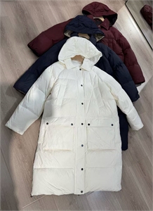 {{productViewItem.photos[photoViewList.activeNavIndex].Alt || productViewItem.photos[photoViewList.activeNavIndex].Description || 'Пуховик BRUNELLO CUCINELLI'}}