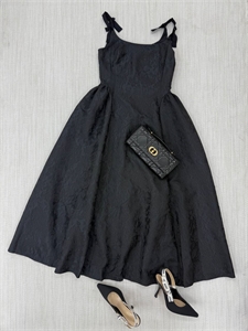 {{productViewItem.photos[photoViewList.activeNavIndex].Alt || productViewItem.photos[photoViewList.activeNavIndex].Description || 'Платье DIOR'}}