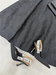 {{productViewItem.photos[photoViewList.activeNavIndex].Alt || productViewItem.photos[photoViewList.activeNavIndex].Description || 'Туфли DIOR'}}