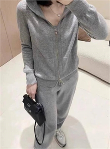 {{productViewItem.photos[photoViewList.activeNavIndex].Alt || productViewItem.photos[photoViewList.activeNavIndex].Description || 'Костюм LORO PIANA'}}