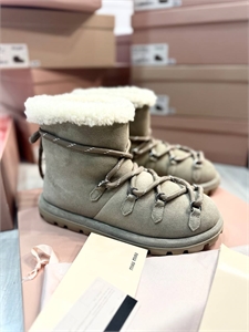 {{productViewItem.photos[photoViewList.activeNavIndex].Alt || productViewItem.photos[photoViewList.activeNavIndex].Description || 'Сапоги MIU MIU'}}