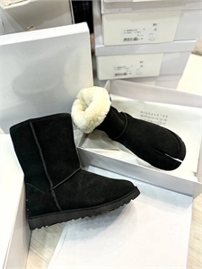 {{productViewItem.photos[photoViewList.activeNavIndex].Alt || productViewItem.photos[photoViewList.activeNavIndex].Description || 'Угги MM6'}}