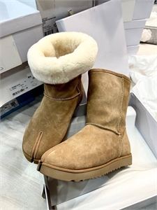 {{productViewItem.photos[photoViewList.activeNavIndex].Alt || productViewItem.photos[photoViewList.activeNavIndex].Description || 'Угги MM6'}}