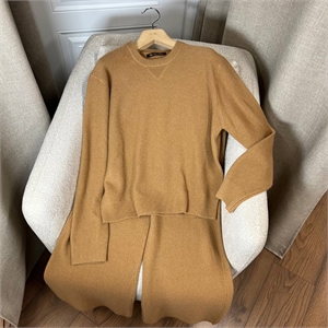 {{productViewItem.photos[photoViewList.activeNavIndex].Alt || productViewItem.photos[photoViewList.activeNavIndex].Description || 'Костюм LORO PIANA'}}