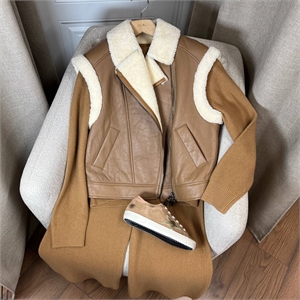 {{productViewItem.photos[photoViewList.activeNavIndex].Alt || productViewItem.photos[photoViewList.activeNavIndex].Description || 'Жилет LORO PIANA'}}