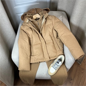 {{productViewItem.photos[photoViewList.activeNavIndex].Alt || productViewItem.photos[photoViewList.activeNavIndex].Description || 'Куртка'}}