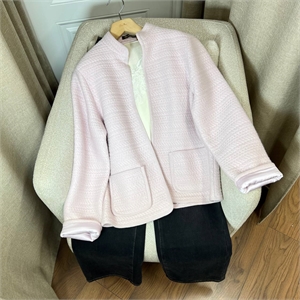 {{productViewItem.photos[photoViewList.activeNavIndex].Alt || productViewItem.photos[photoViewList.activeNavIndex].Description || 'Жакет LORO PIANA'}}