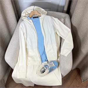 {{productViewItem.photos[photoViewList.activeNavIndex].Alt || productViewItem.photos[photoViewList.activeNavIndex].Description || 'Костюм LORO PIANA'}}