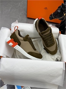 {{productViewItem.photos[photoViewList.activeNavIndex].Alt || productViewItem.photos[photoViewList.activeNavIndex].Description || 'Кроссовки HERMES'}}