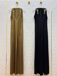 {{productViewItem.photos[photoViewList.activeNavIndex].Alt || productViewItem.photos[photoViewList.activeNavIndex].Description || 'Комбинезон Schiaparelli'}}