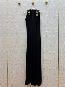 {{productViewItem.photos[photoViewList.activeNavIndex].Alt || productViewItem.photos[photoViewList.activeNavIndex].Description || 'Комбинезон Schiaparelli'}}