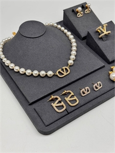 {{productViewItem.photos[photoViewList.activeNavIndex].Alt || productViewItem.photos[photoViewList.activeNavIndex].Description || 'Чокер VALENTINO Жемчуг'}}
