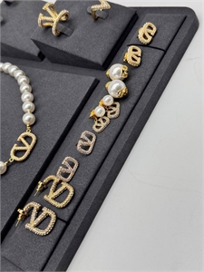 {{productViewItem.photos[photoViewList.activeNavIndex].Alt || productViewItem.photos[photoViewList.activeNavIndex].Description || 'Серьги VALENTINO'}}