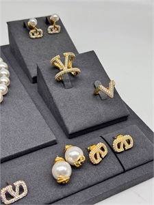 {{productViewItem.photos[photoViewList.activeNavIndex].Alt || productViewItem.photos[photoViewList.activeNavIndex].Description || 'Кольцо VALENTINO'}}