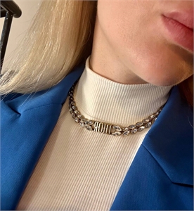 {{productViewItem.photos[photoViewList.activeNavIndex].Alt || productViewItem.photos[photoViewList.activeNavIndex].Description || 'Колье DIOR'}}