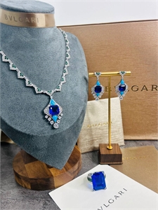 {{productViewItem.photos[photoViewList.activeNavIndex].Alt || productViewItem.photos[photoViewList.activeNavIndex].Description || 'Набор BVLGARI колье и серьги'}}