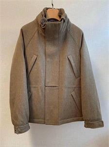 {{productViewItem.photos[photoViewList.activeNavIndex].Alt || productViewItem.photos[photoViewList.activeNavIndex].Description || 'Пальто LORO PIANA'}}