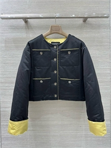 {{productViewItem.photos[photoViewList.activeNavIndex].Alt || productViewItem.photos[photoViewList.activeNavIndex].Description || 'Куртка CHANEL'}}