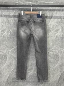 {{productViewItem.photos[photoViewList.activeNavIndex].Alt || productViewItem.photos[photoViewList.activeNavIndex].Description || 'Джинсы KITON'}}