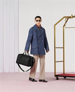 {{productViewItem.photos[photoViewList.activeNavIndex].Alt || productViewItem.photos[photoViewList.activeNavIndex].Description || 'Дорожная сумка GUCCI'}}