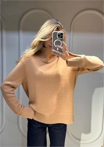 {{productViewItem.photos[photoViewList.activeNavIndex].Alt || productViewItem.photos[photoViewList.activeNavIndex].Description || 'Свитер LORO PIANA'}}