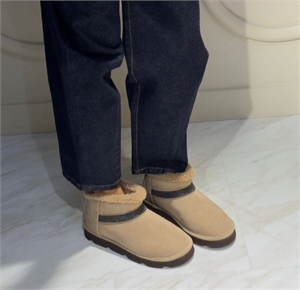 {{productViewItem.photos[photoViewList.activeNavIndex].Alt || productViewItem.photos[photoViewList.activeNavIndex].Description || 'Угги BRUNELLO CUCINELLI'}}