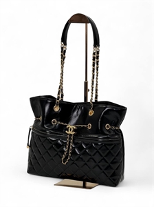 {{productViewItem.photos[photoViewList.activeNavIndex].Alt || productViewItem.photos[photoViewList.activeNavIndex].Description || 'Сумка CHANEL'}}