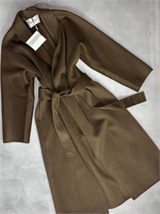 {{productViewItem.photos[photoViewList.activeNavIndex].Alt || productViewItem.photos[photoViewList.activeNavIndex].Description || 'Пальто MAX MARA'}}