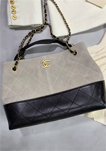 {{productViewItem.photos[photoViewList.activeNavIndex].Alt || productViewItem.photos[photoViewList.activeNavIndex].Description || 'Сумка CHANEL'}}