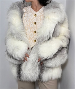 {{productViewItem.photos[photoViewList.activeNavIndex].Alt || productViewItem.photos[photoViewList.activeNavIndex].Description || 'Шуба FENDI'}}