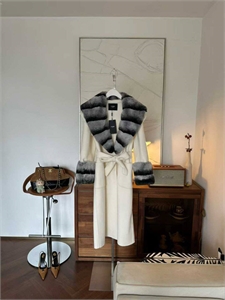 {{productViewItem.photos[photoViewList.activeNavIndex].Alt || productViewItem.photos[photoViewList.activeNavIndex].Description || 'Пальто FENDI'}}